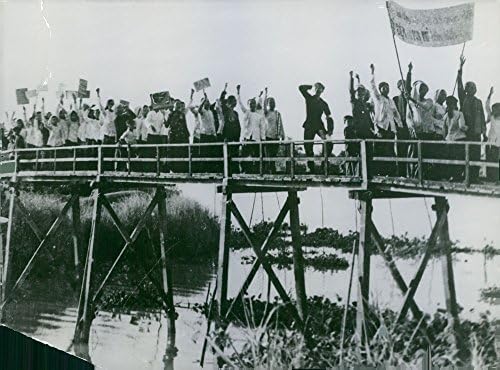 תצלום וינטג 'של אנשים שחוצים את הגשר, ראליינג, בווייטנאם, 29 בינואר 1964.