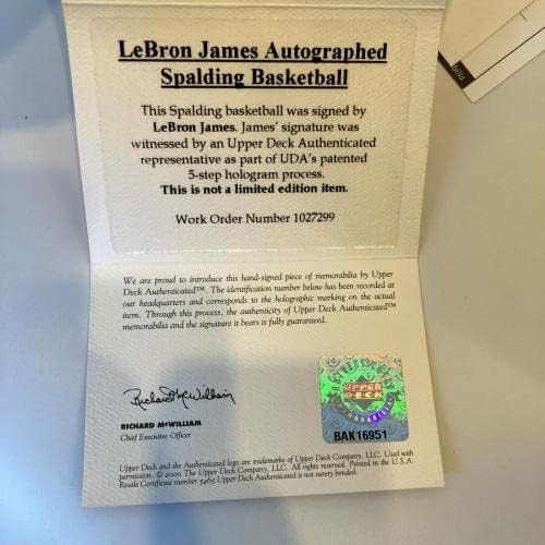 לברון ג'יימס חתם על כדורסל משחק רשמי של Spalding עם COA הסיפון העליון של UDA - כדורסל חתימה